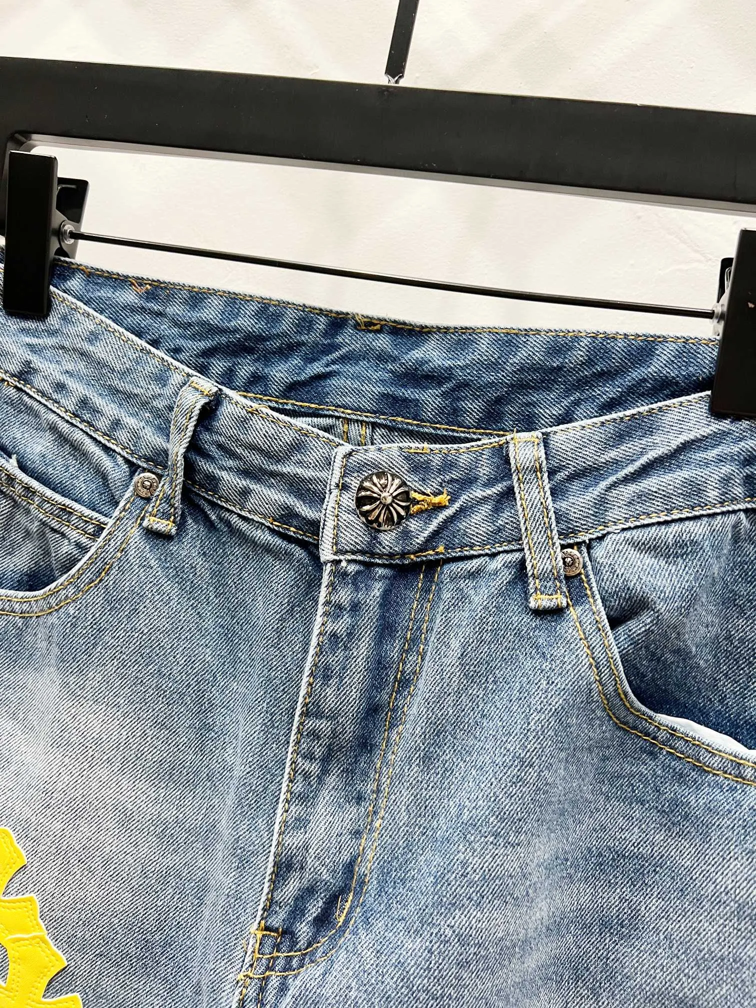 P240 Style number: (K1170) Chrome hearts & Chrome hearts High-end Chrome hearts blue and yellow leather cross patchwork leather jeans, the same style as the trendy uncle. Original hardware accessories, washed and other elevators, QR code analysis are all purchased from the original factory, high degree of restoration, you are welcome to compare the products ~ Three-dimensional version Loose and comfortable, not picky about the figure, taller and slimmer, factory Seiko, original factory quality control, same style for men and women, can be matched with couples, versatile recommendation, must-have jeans for all seasons, fashionable people have been disappointed From the quality selection of fabrics, the tailoring of details, and the matching of patterns, everything is impeccable! The upper body is so handsome when worn...it can be easily worn by men, women and children! The craftsmanship uses heavy-duty washed pure cotton denim fabric. After washing, it is soft and thick. It is very stylish when worn on the body. Size: 28, 30, 32, 34 Color: blue yellow leather